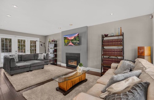Burlington Villa | Private 4-bedroom home steps to Lake Ontario