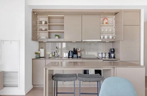 Downtown Toronto Apartment | Sunlit Corner Suite Top Location Free Parking
