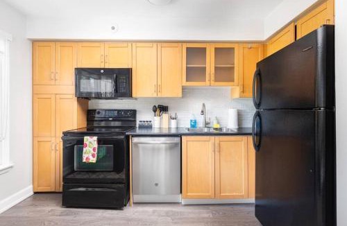 King West Village Apartment | Private Cozy 1BR Home Liberty Village - Sleeps 3!