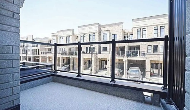Newly built Bright & Cosy Townhome W/Parking