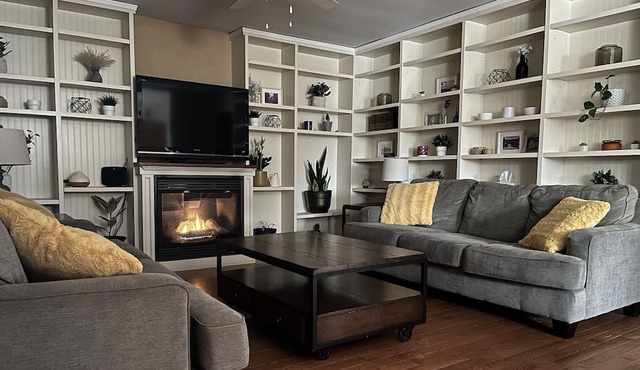 Heart of downtown w/ private backyard. Walk to Elora Mill!