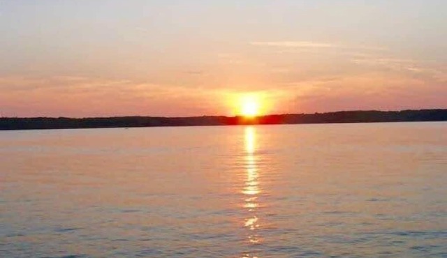 The Waupoos: Cozy Couple's Getaway in PEC