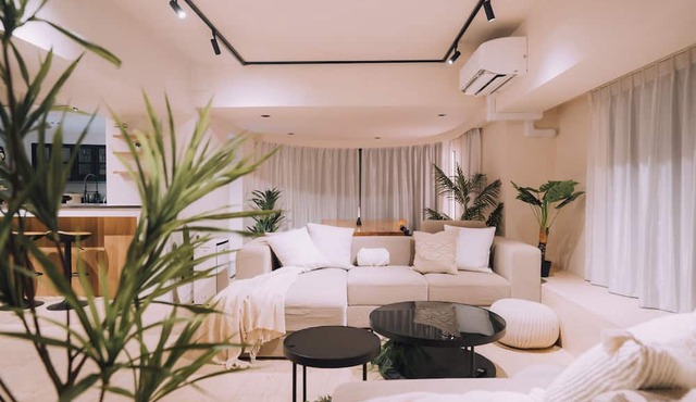 渋谷から徒歩10分の静かな通りにある、屋上付きの豪華な4階建ての家。
