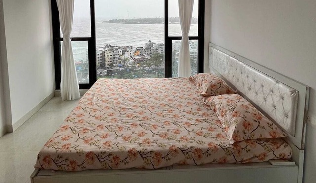 Chic 2-bedroom apartment in the heart of the City with Amazing Sea View